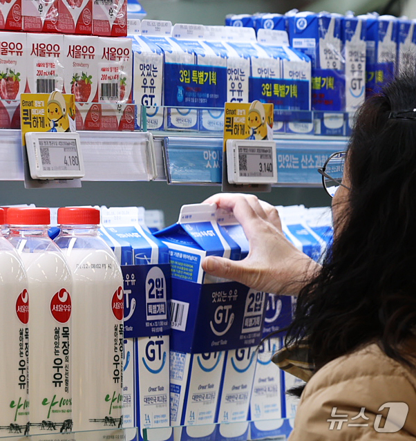 (서울=뉴스1) 오대일 기자 = 고환율과 이상기후, 원재료 가격 상승으로 새해 '식탁 물가'에 비상이 걸렸다. 가공식품·외식·농수산물 등이 먹거리 물가 상승을 주도하고 있다. 사진 …