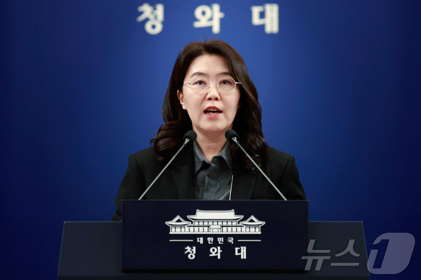 (서울=뉴스1) 허경 기자 = 강유정 대변인이 8일 청와대에서 국빈 방중 외신 동향 관련 브리핑을 하고 있다. (청와대통신사진기자단) 2026.1.8/뉴스1