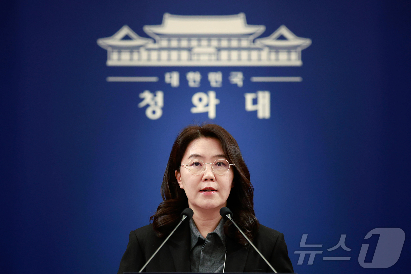 (서울=뉴스1) 허경 기자 = 강유정 대변인이 8일 청와대에서 국빈 방중 외신 동향 관련 브리핑을 하고 있다. (청와대통신사진기자단) 2026.1.8/뉴스1