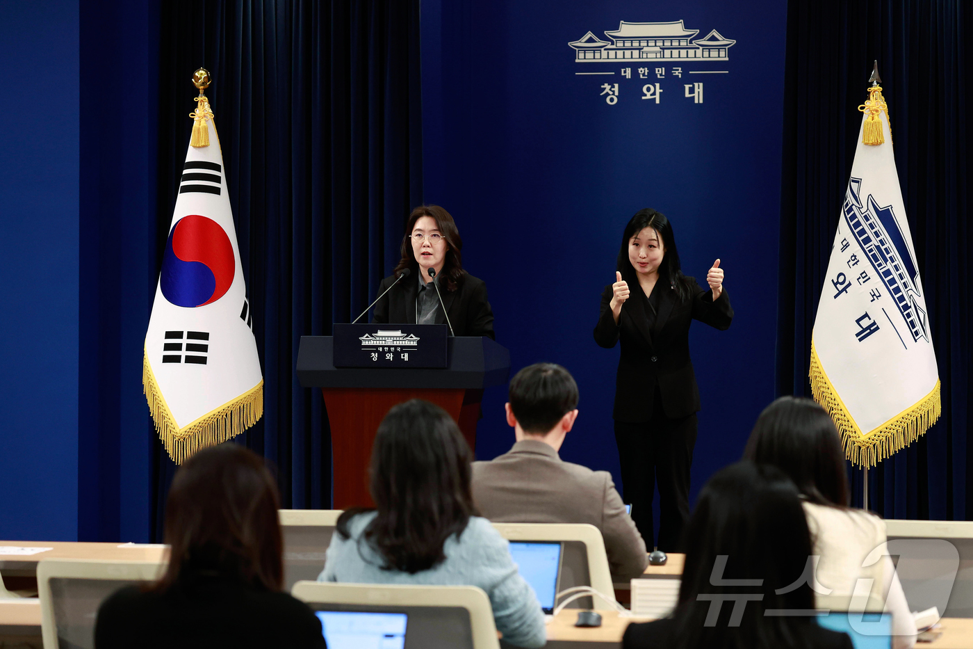 (서울=뉴스1) 허경 기자 = 강유정 대변인이 8일 청와대에서 국빈 방중 외신 동향 관련 브리핑을 하고 있다. (청와대통신사진기자단) 2026.1.8/뉴스1