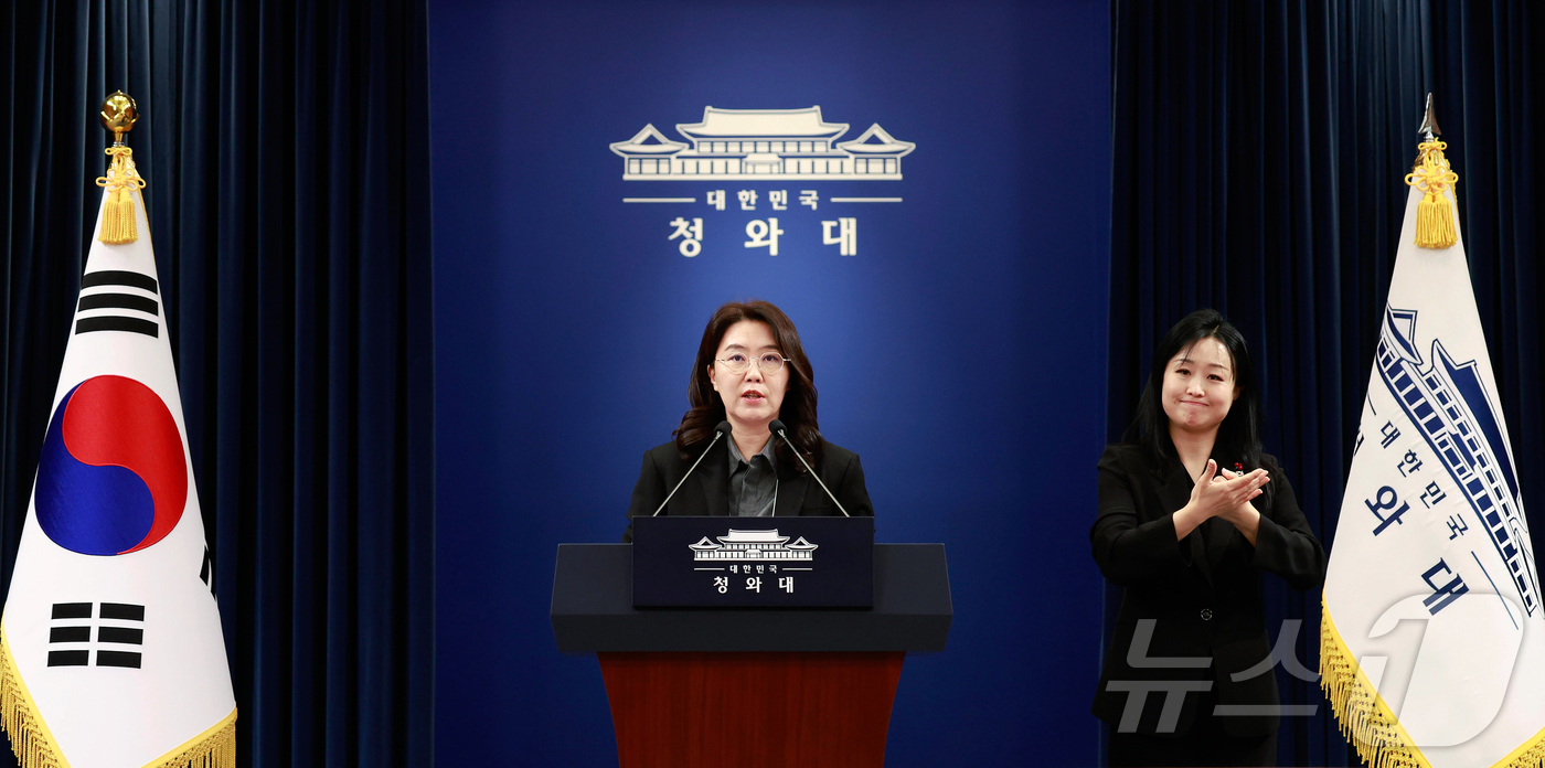 (서울=뉴스1) 허경 기자 = 강유정 대변인이 8일 청와대에서 국빈 방중 외신 동향 관련 브리핑을 하고 있다. (청와대통신사진기자단) 2026.1.8/뉴스1