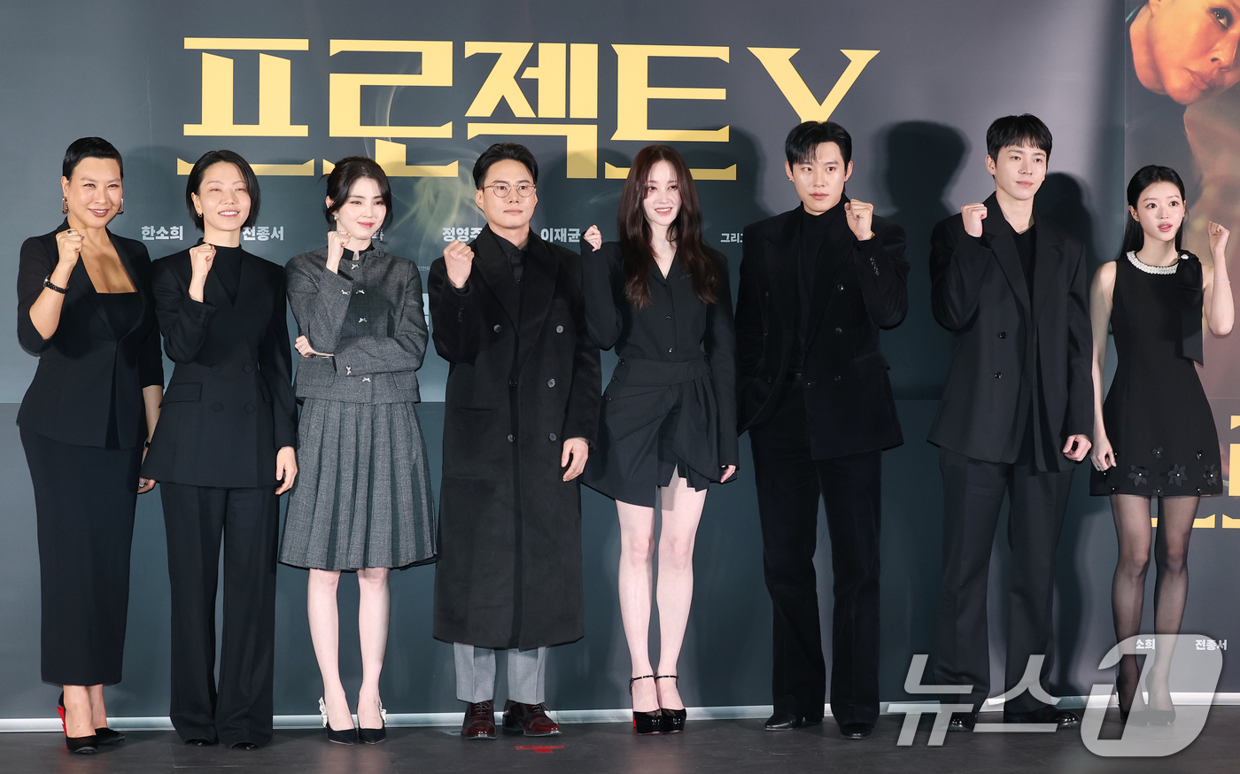 (서울=뉴스1) 권현진 기자 = 배우 김신록(왼쪽부터)과 한소희, 이환 감독, 전종서, 김성철, 이재균, 유아가 8일 서울 송파구 롯데시네마 월드타워점에서 열린 영화 '프로젝트 Y …