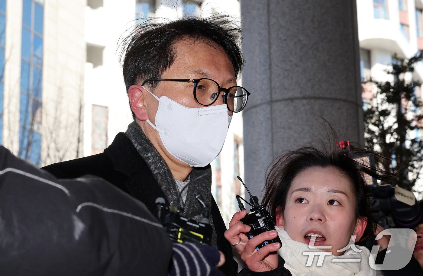 본문 이미지 - 박대준 전 쿠팡 대표가 8일 오후 서울 마포구 서울경찰청 공공범죄수사대에 참고인 조사를 받기 위해 출석하고 있다. 2026.1.8/뉴스1 ⓒ News1 박지혜 기자