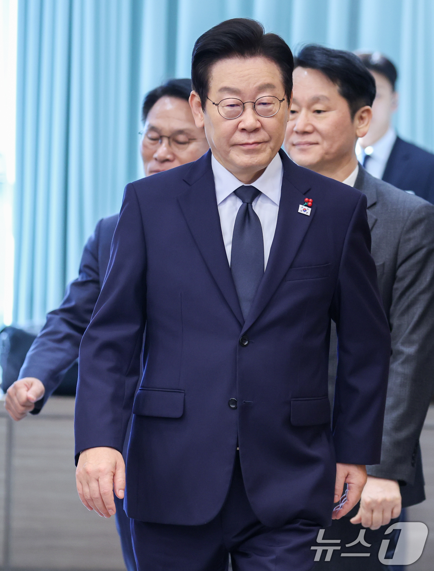 (서울=뉴스1) 이재명 기자 = 이재명 대통령이 8일 청와대에서 열린 수석보좌관회의에 입장하고 있다. 2026.1.8/뉴스1