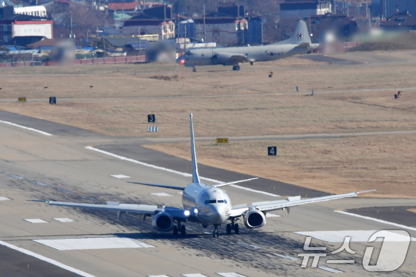 (포항=뉴스1) 최창호 기자 = 8일 해군항공사령부 소속 해상초계기 P-8A(포세이돈)이 임무를 마친 후 포항공항에 착륙하고 있다.  2026.1.8/뉴스1