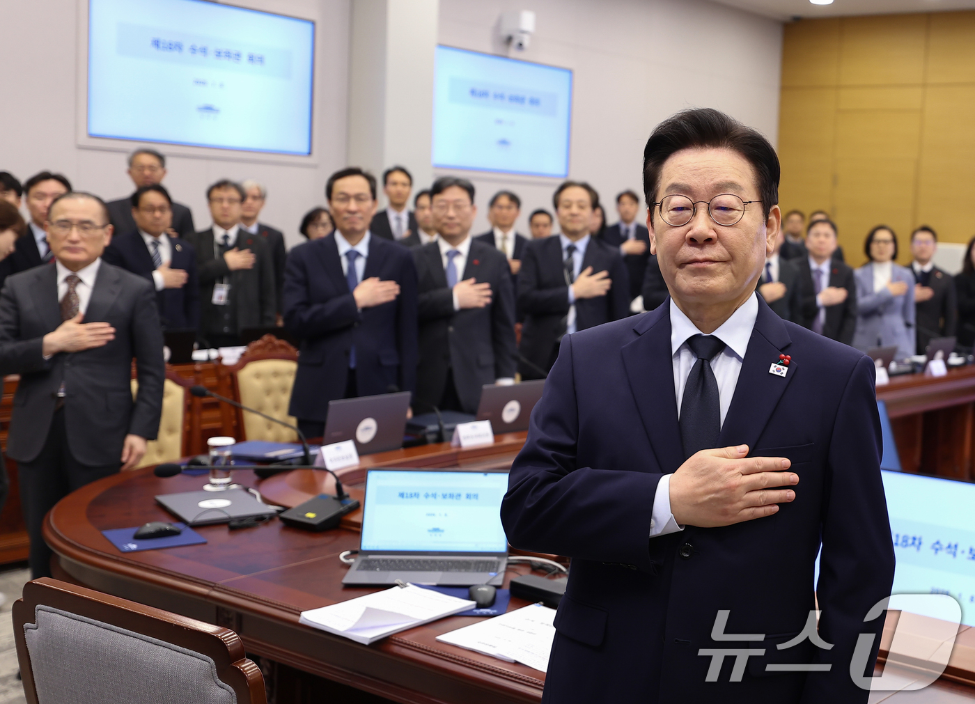 (서울=뉴스1) 이재명 기자 = 이재명 대통령이 8일 청와대에서 열린 수석보좌관회의에서 국민의례를 하고 있다. (청와대통신사진기자단) 2026.1.8/뉴스1