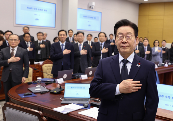 이재명 대통령, 수석보좌관회의 국민의례