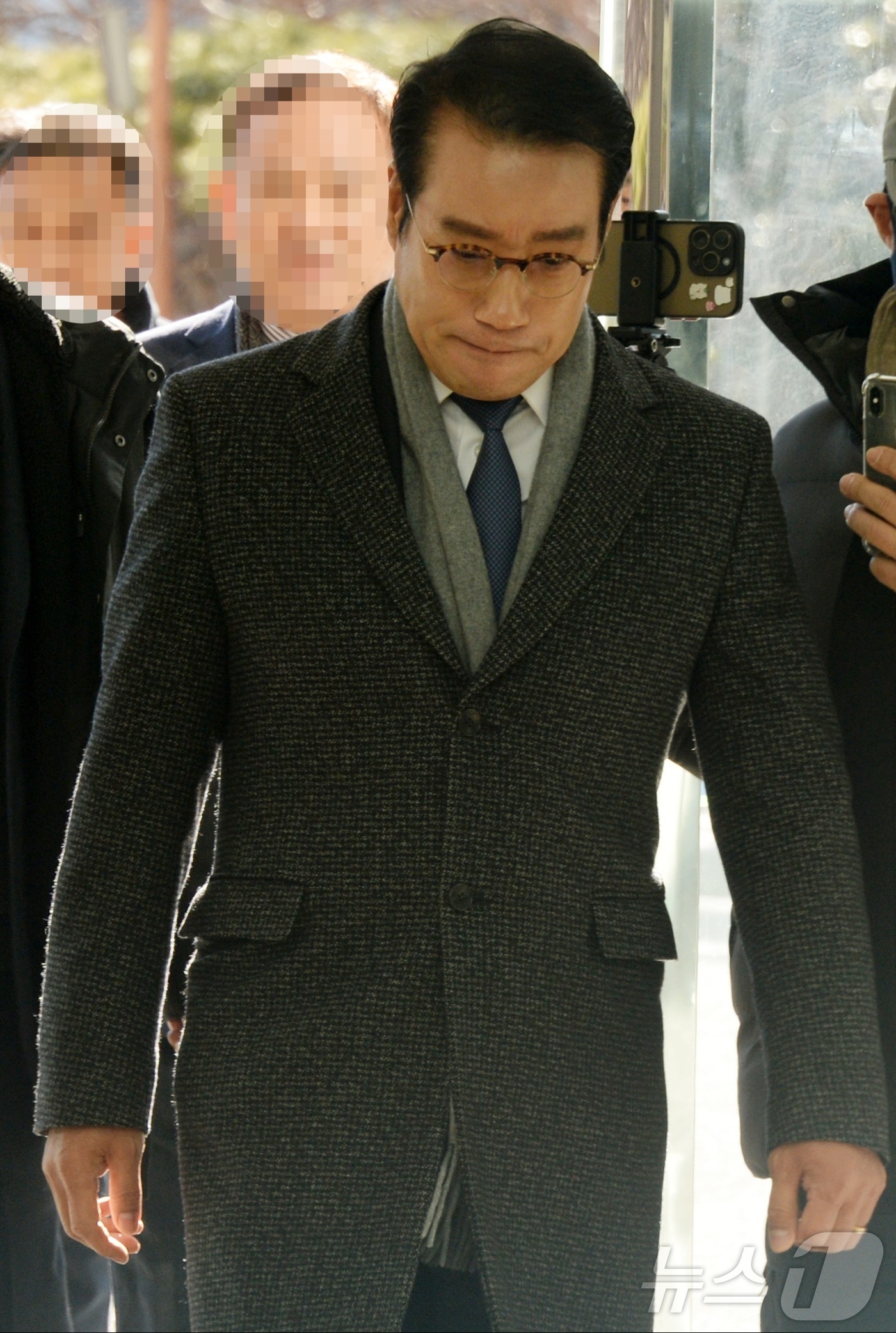 (전주=뉴스1) 유경석 기자 = 인사에 부당한 개입을 한 의혹을 받는 최경식 남원시장이 8일 전북 전주시 전북경찰청에 조사를 받기 위해 출석하고 있다.  2026.1.8/뉴스1