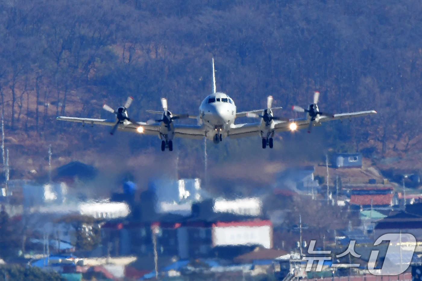 (포항=뉴스1) 최창호 기자 = 8일 해군항공사령부 해상초계기 P-3C가 임무 수행을 위해 포항공항에서 이륙하고 있다. 2026.1.8/뉴스1