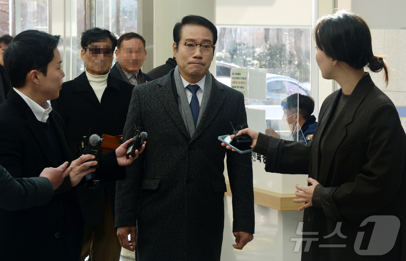 (전주=뉴스1) 유경석 기자 = 인사에 부당한 개입을 한 의혹을 받는 최경식 전북 남원시장이 8일 전북 전주시 전북경찰청에 조사를 받기 위해 출석하고 있다.  2026.1.8/뉴스 …