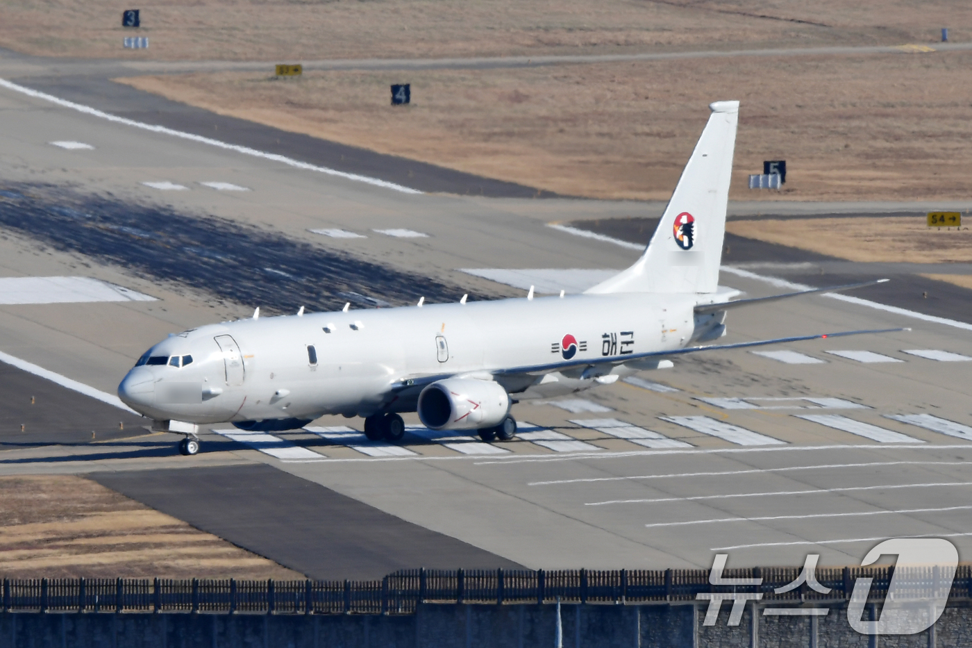 (포항=뉴스1) 최창호 기자 = 8일 해군항공사령부 소속 해상초계기 P-8A(포세이돈)이 임무를 마친 후 포항공항에 착륙하고 있다. 2026.1.8/뉴스1