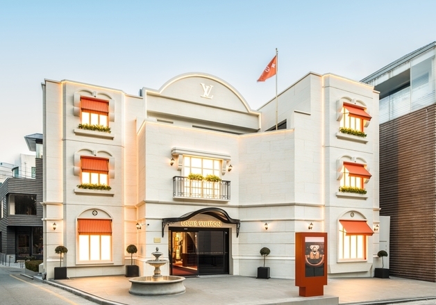 "여행 떠나온 기분"…호텔로 새단장한 루이비통 도산스토어[르포]