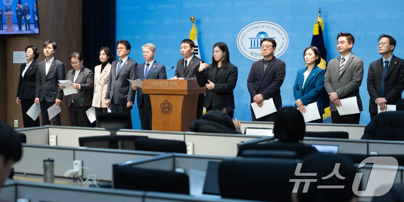본문 이미지 - 김용민 더불어민주당 의원이 8일 서울 여의도 국회 소통관에서 바람직한 검찰개혁 추진을 촉구하는 기자회견을 하고 있다. 2026.1.8/뉴스1 ⓒ News1 이승배 기자