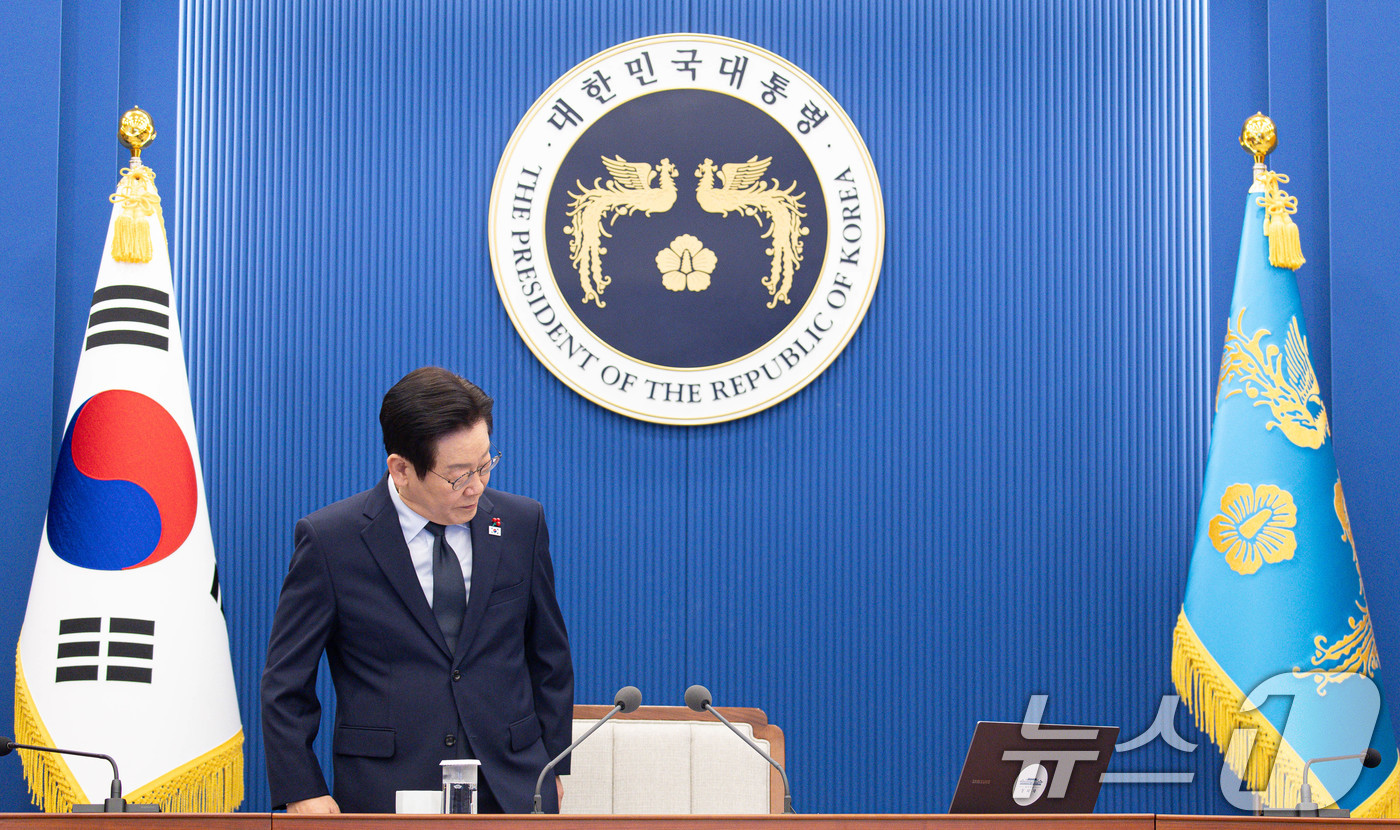 (서울=뉴스1) 이재명 기자 = 이재명 대통령이 8일 청와대에서 열린 수석보좌관회의에 입장하고 있다. 2026.1.8/뉴스1