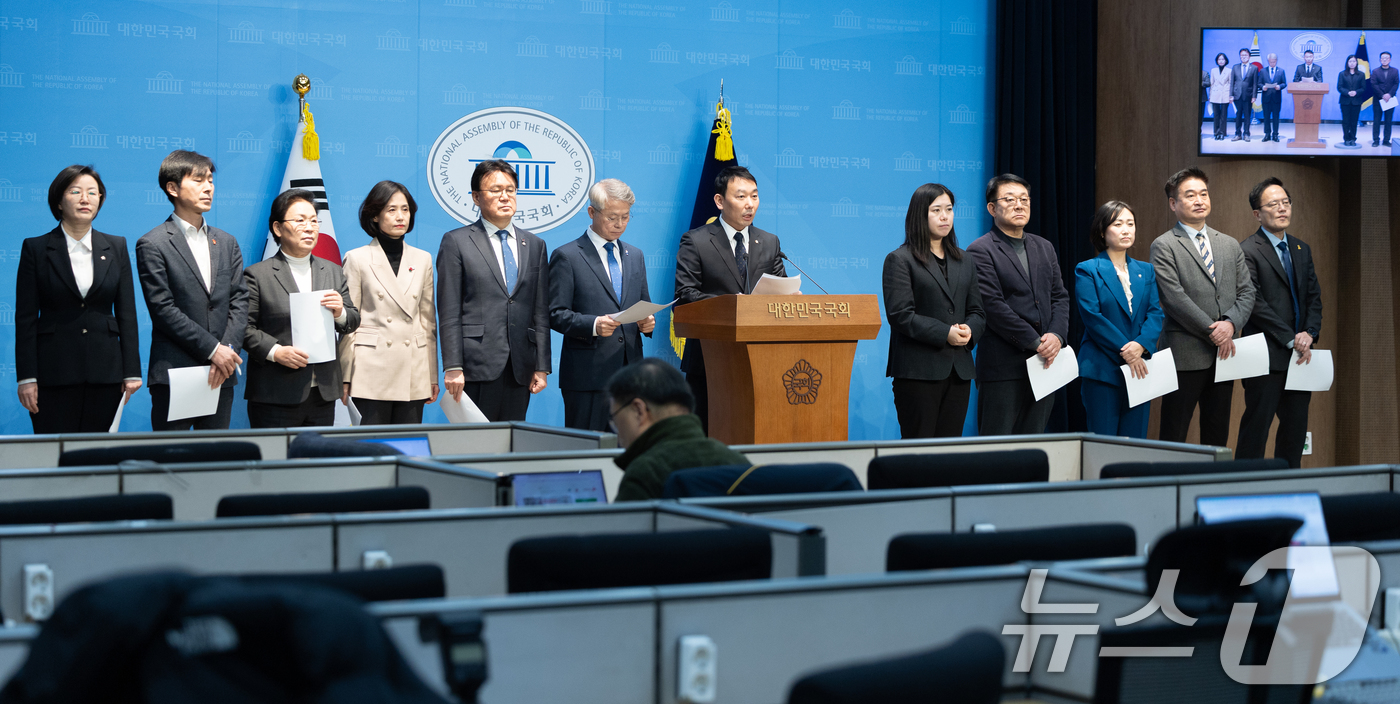 (서울=뉴스1) 이승배 기자 = 김용민 더불어민주당 의원이 8일 서울 여의도 국회 소통관에서 바람직한 검찰개혁 추진을 촉구하는 기자회견을 하고 있다. 2026.1.8/뉴스1