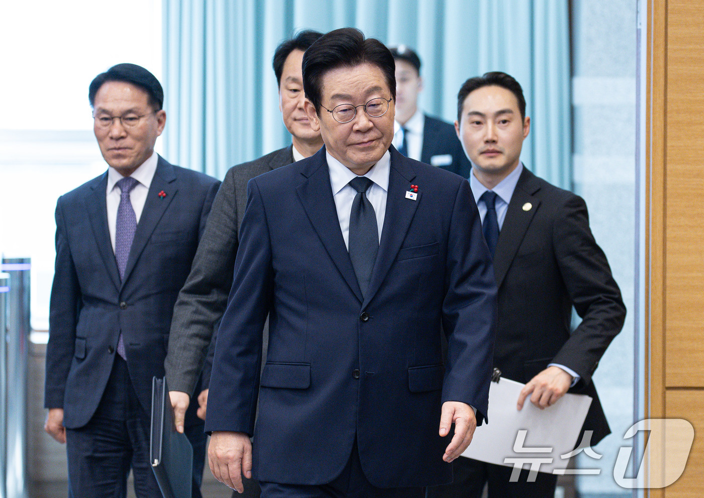 (서울=뉴스1) 이재명 기자 = 이재명 대통령이 8일 청와대에서 열린 수석보좌관회의에 입장하고 있다. 2026.1.8/뉴스1