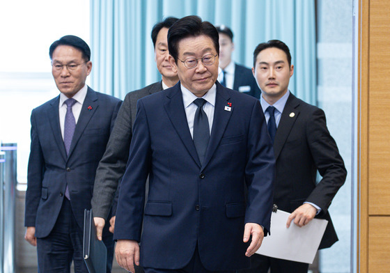 수석보좌관회의 참석하는 이재명 대통령