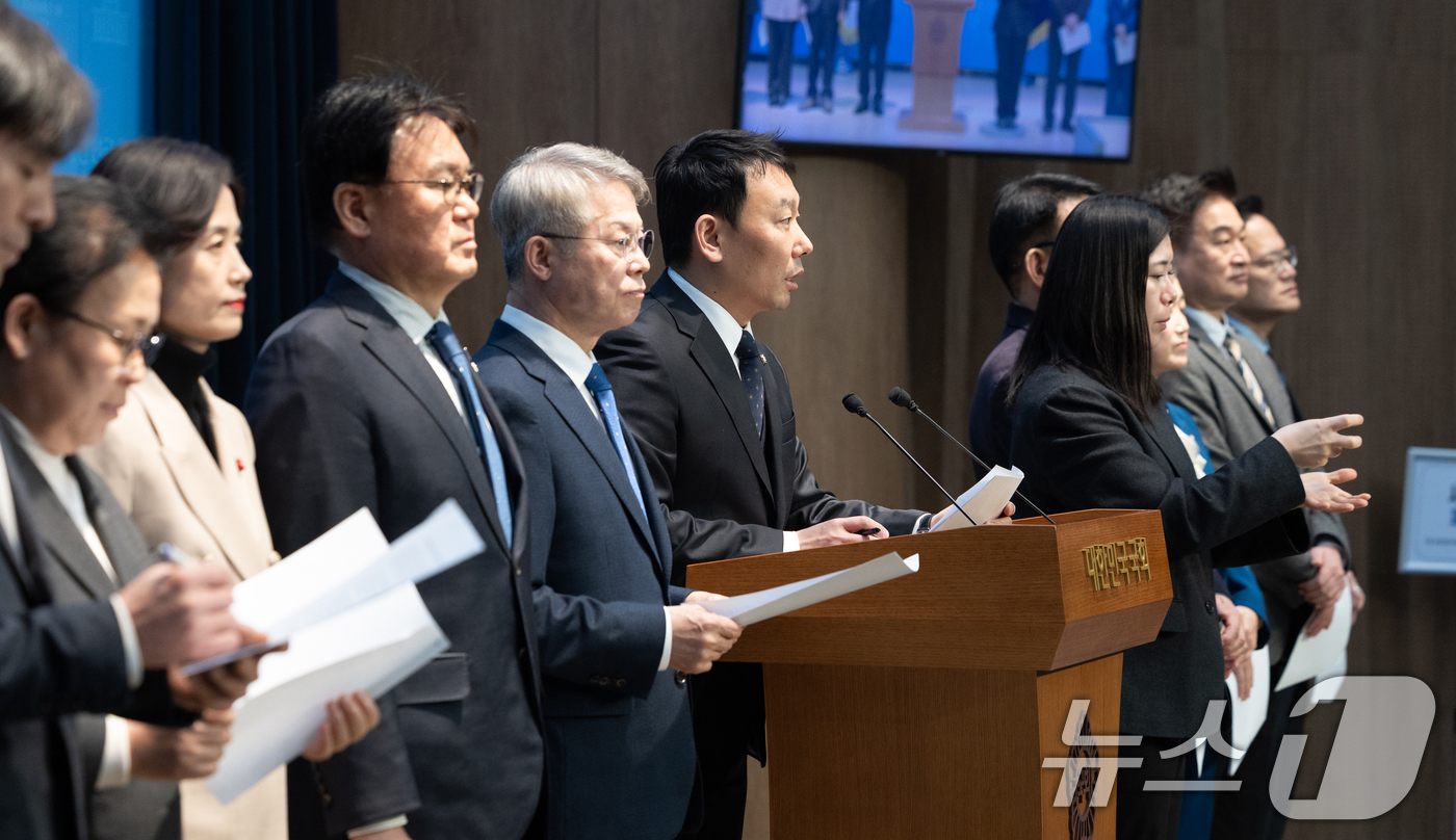 (서울=뉴스1) 이승배 기자 = 김용민 더불어민주당 의원이 8일 서울 여의도 국회 소통관에서 바람직한 검찰개혁 추진을 촉구하는 기자회견을 하고 있다. 2026.1.8/뉴스1