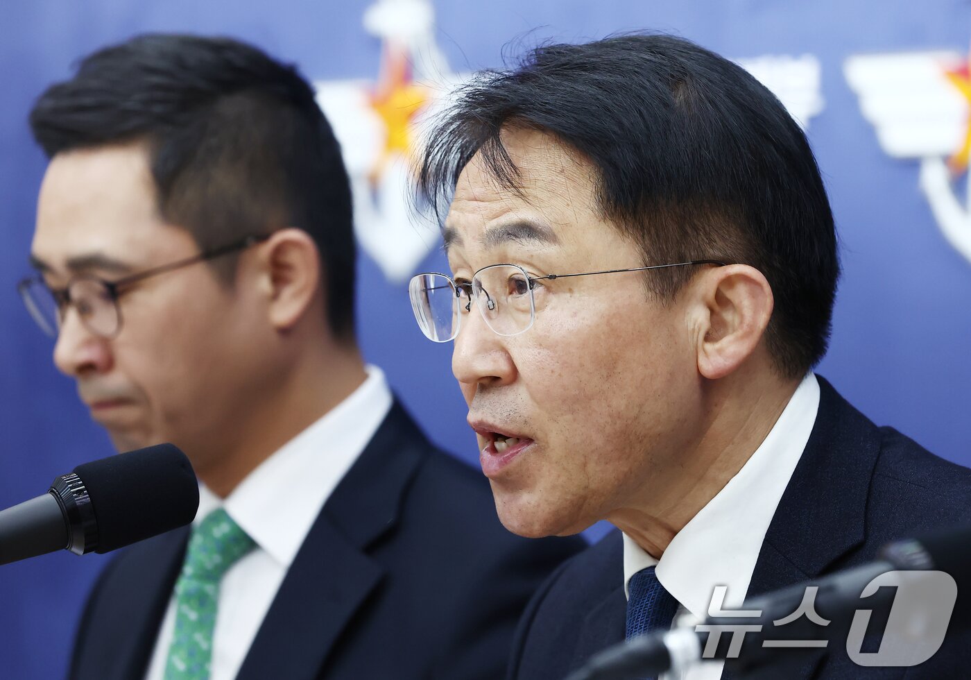 본문 이미지 - 내란극복·미래국방 설계를 위한 민관군 합동 특별자문위원회 홍현익 위원장이 8일 오후 서울 용산구 국방부 청사에서 국군방첩사령부 해제, 안보수사·방첩정보 기능 신설 조직 이관 등을 골자로한 방첩사 해제·개편 방안을 발표하고 있다. 2026.1.8/뉴스1 ⓒ News1 김민지 기자