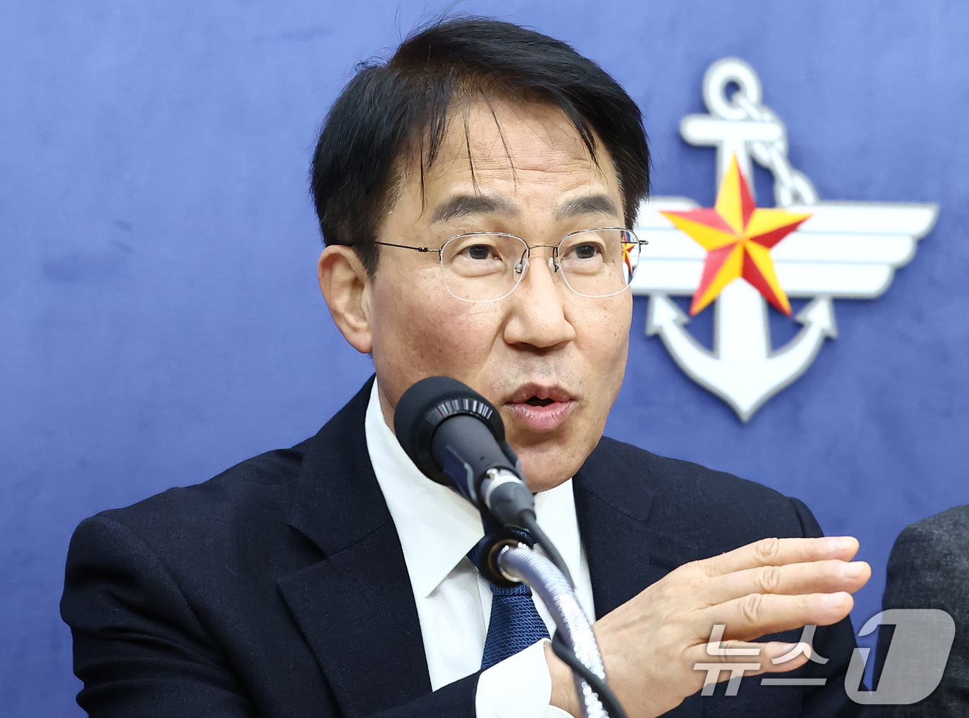 (서울=뉴스1) 김민지 기자 = 내란극복·미래국방 설계를 위한 민관군 합동 특별자문위원회 홍현익 위원장이 8일 오후 서울 용산구 국방부 청사에서 방첩·보안 재설계 분과 활동 결과에 …