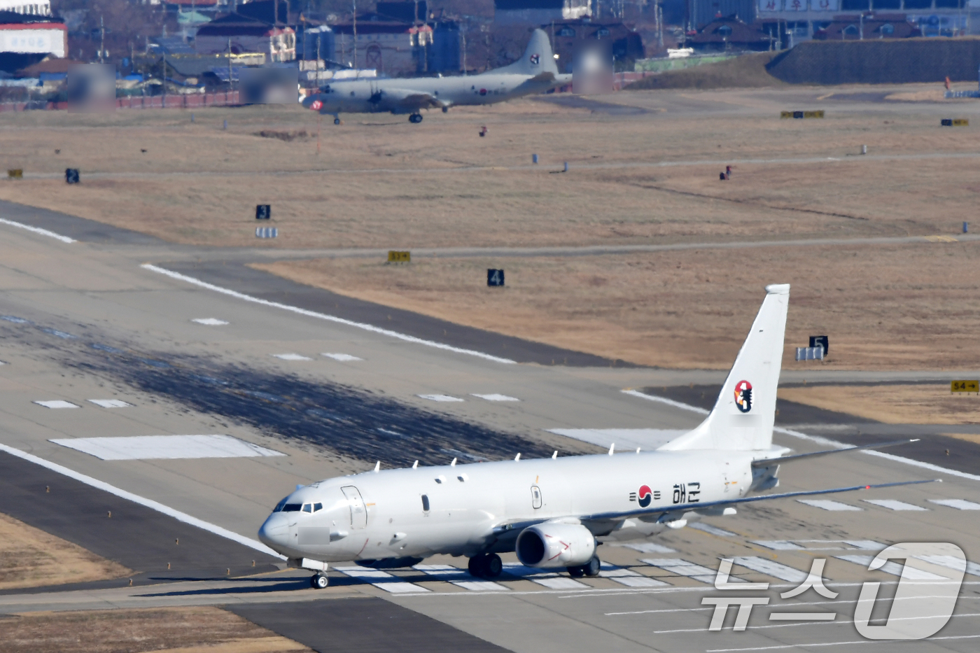 (포항=뉴스1) 최창호 기자 = 8일 해군항공사령부 소속 해상초계기 P-8A(포세이돈)이 임무를 마친 후 포항공항에 착륙하자 P-3C 해상초계기(위)가 이륙 준비를 위해 이동하고 …