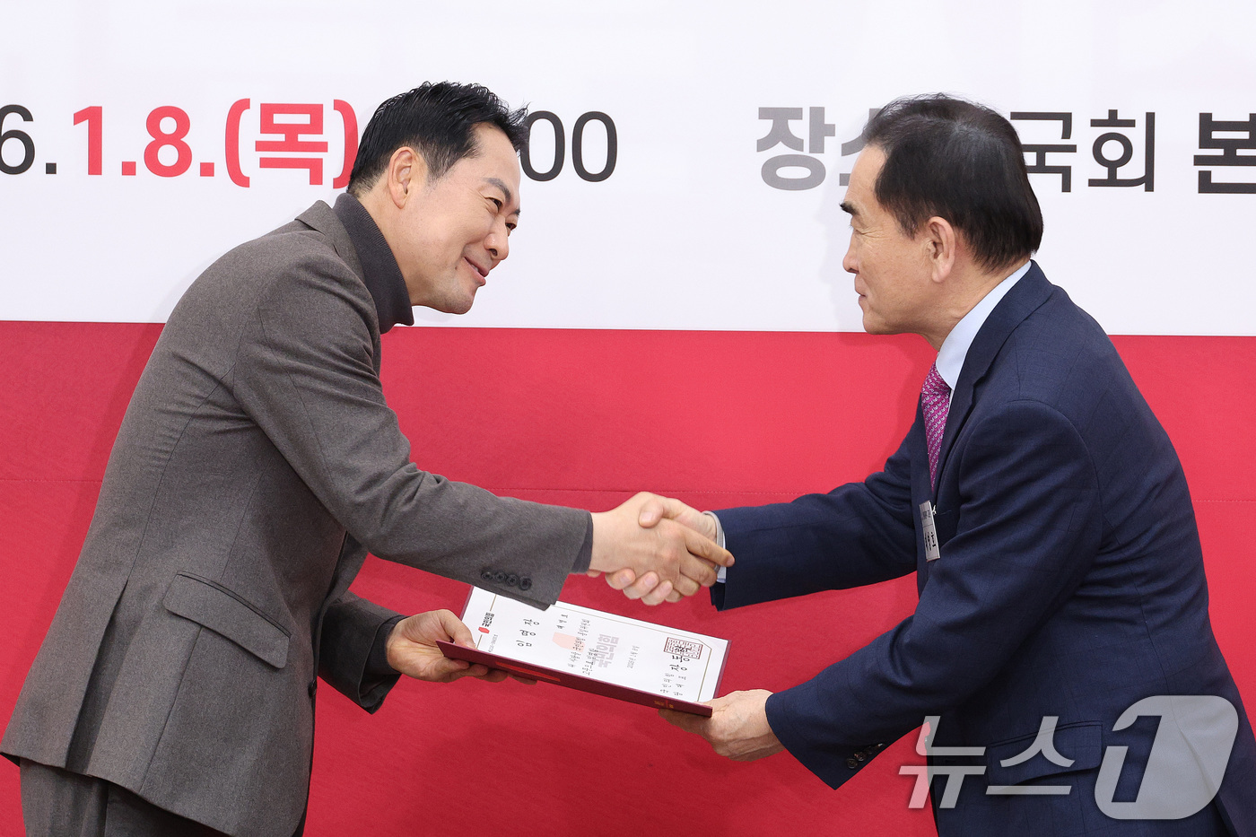 (서울=뉴스1) 신웅수 기자 = 장동혁 국민의힘 대표가 8일 서울 여의도 국회에서 열린 통일위원회 임명장 수여식에서 태영호 고문에게 임명장을 수여하고 있다. 2026.1.8/뉴스1 …