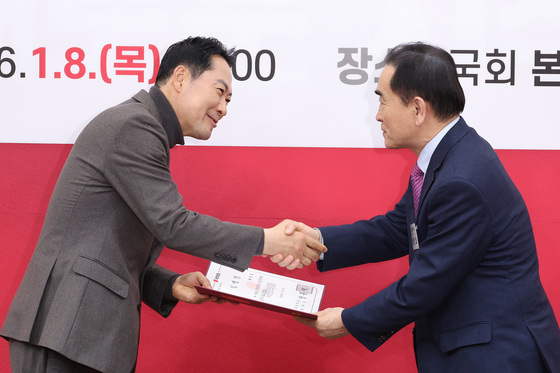 악수하는 장동혁·태영호