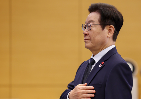 '공천헌금 위기' 與 한달새 5%p 뚝…李대통령 60%대 회복[여론풍향계]