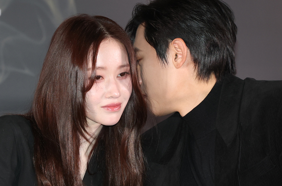 전종서·김성철, 달콤한 귀엣말