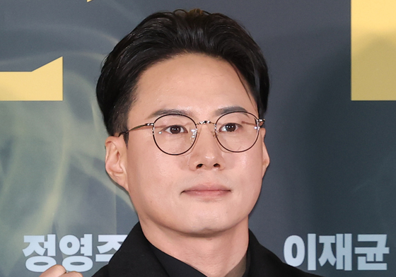 포즈 취하는 이환 감독