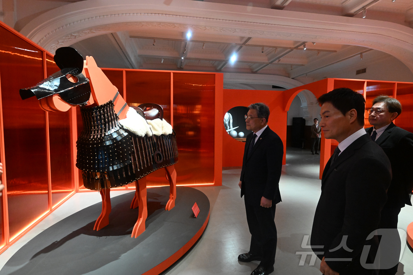 (서울=뉴스1) = 허민 국가유산청장(왼쪽)이 8일 오후 ‘말, 영원의 질주’전(1.9~1.25)이 개최되는 서울 중구 신세계백화점 본점 더 헤리티지를 방문해 박주형 신세계 대표이 …