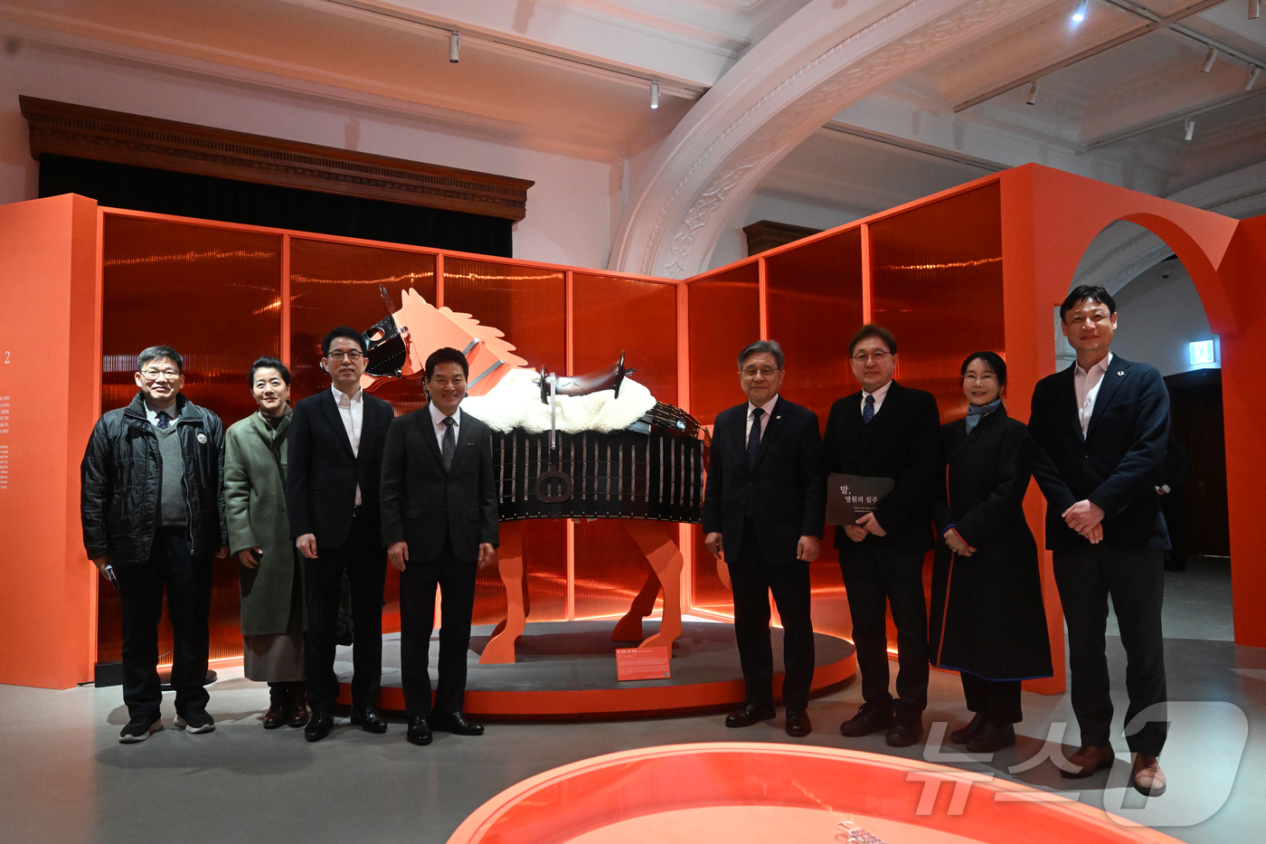 (서울=뉴스1) = 허민 국가유산청장(왼쪽 다섯 번째)이 8일 오후 ‘말, 영원의 질주’전(1.9~1.25)이 개최되는 서울 중구 신세계백화점 본점 더 헤리티지를 방문해 전시장 내 …