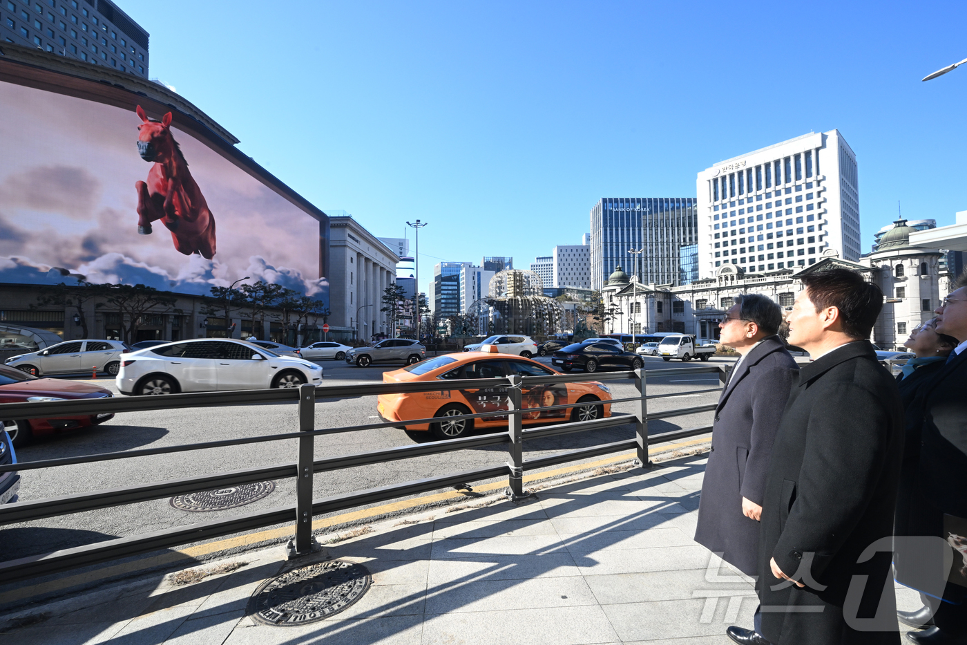 (서울=뉴스1) = 허민 국가유산청장(왼쪽)이 8일 오후 ‘말, 영원의 질주’전(1.9~1.25)이 개최되는 서울 중구 신세계백화점 본점을 방문해 박주형 ㈜신세계 대표이사(가운데) …