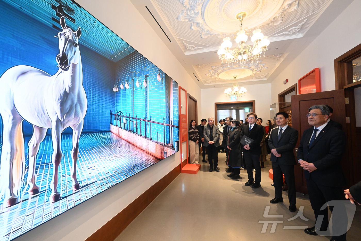 (서울=뉴스1) = 허민 국가유산청장(오른쪽)이 8일 오후 ‘말, 영원의 질주’전(1.9~1.25)이 개최되는 서울 중구 신세계백화점 본점 더 헤리티지를 방문해 박주형 ㈜신세계 대 …