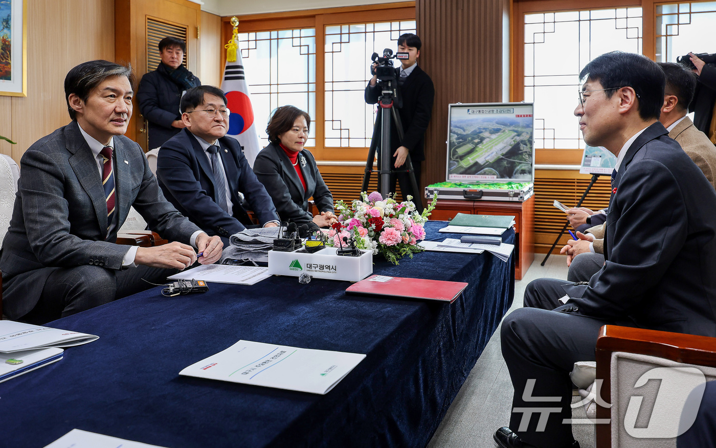 (대구=뉴스1) 공정식 기자 = 조국 조국혁신당 대표(왼쪽)가 8일 오후 대구 북구 대구시청 산격청사에서 열린 대구시-조국혁신당 정책간담회에 참석해 발언하고 있다. 2026.1.8 …