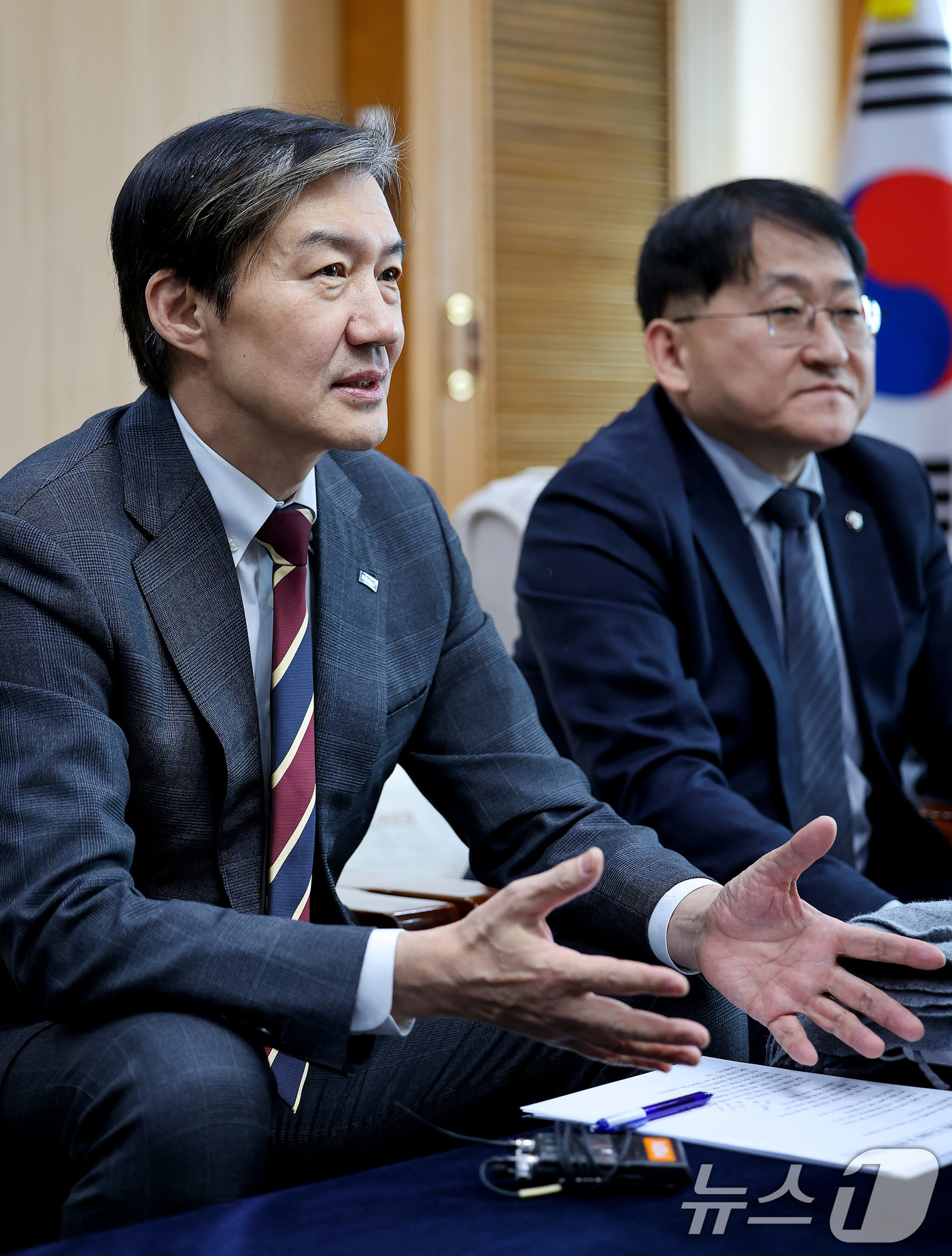 (대구=뉴스1) 공정식 기자 = 조국 조국혁신당 대표(왼쪽)가 8일 오후 대구 북구 대구시청 산격청사에서 열린 대구시-조국혁신당 정책간담회에 참석해 발언하고 있다. 2026.1.8 …