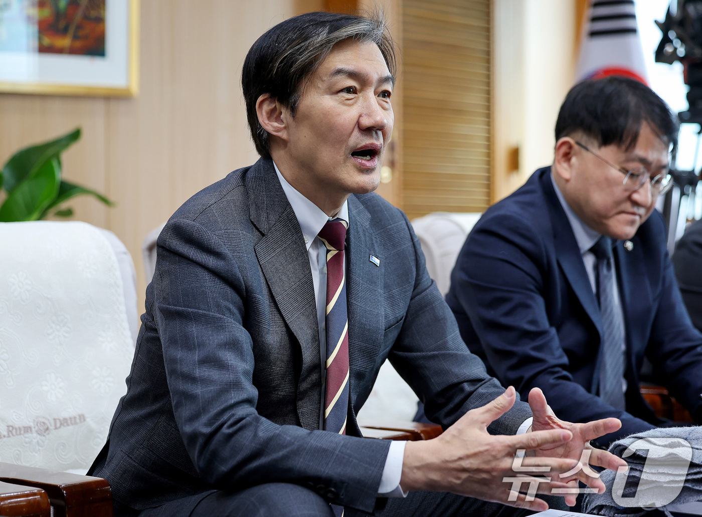 (대구=뉴스1) 공정식 기자 = 조국 조국혁신당 대표(왼쪽)가 8일 오후 대구 북구 대구시청 산격청사에서 열린 대구시-조국혁신당 정책간담회에 참석해 발언하고 있다. 2026.1.8 …