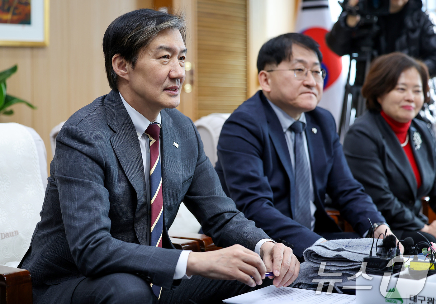 (대구=뉴스1) 공정식 기자 = 조국 조국혁신당 대표(왼쪽)가 8일 오후 대구 북구 대구시청 산격청사에서 열린 대구시-조국혁신당 정책간담회에 참석해 발언하고 있다. 2026.1.8 …