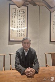 본문 이미지 - 6일 중국 상하이에서 필자와 만난 장펑 상하이외국어대 당서기. (필자 제공)