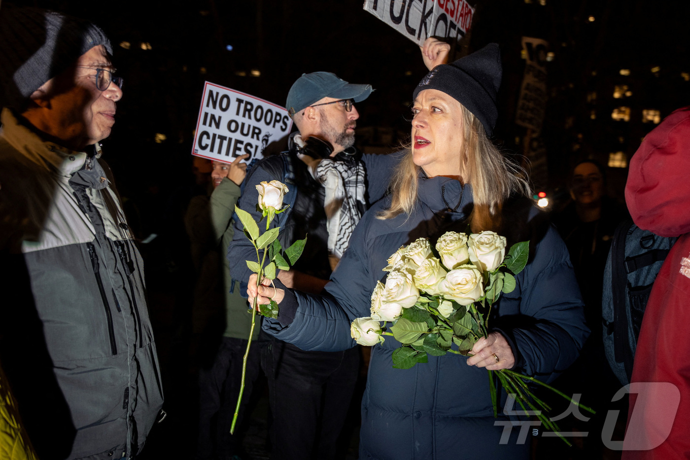 (뉴욕 로이터=뉴스1) 이정환 기자 = 7일(현지시간) 미국 뉴욕에서 이민세관단속국(ICE)에 항의하는 시위에 참가한 한 여성이 미니애폴리스에서 ICE 요원의 총에 맞아 사망한 3 …