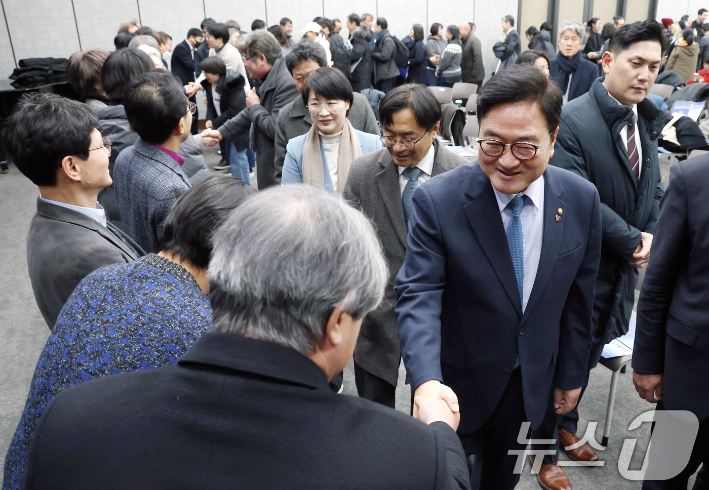 (서울=뉴스1) 이광호 기자 = 우원식 국회의장이 8일 오후 서울 중구 명동 은행회관에서 열린 2026시민사회단체 신년하례회에서 참석자들과 윤회인사를 하고 있다.  2026.1.8 …