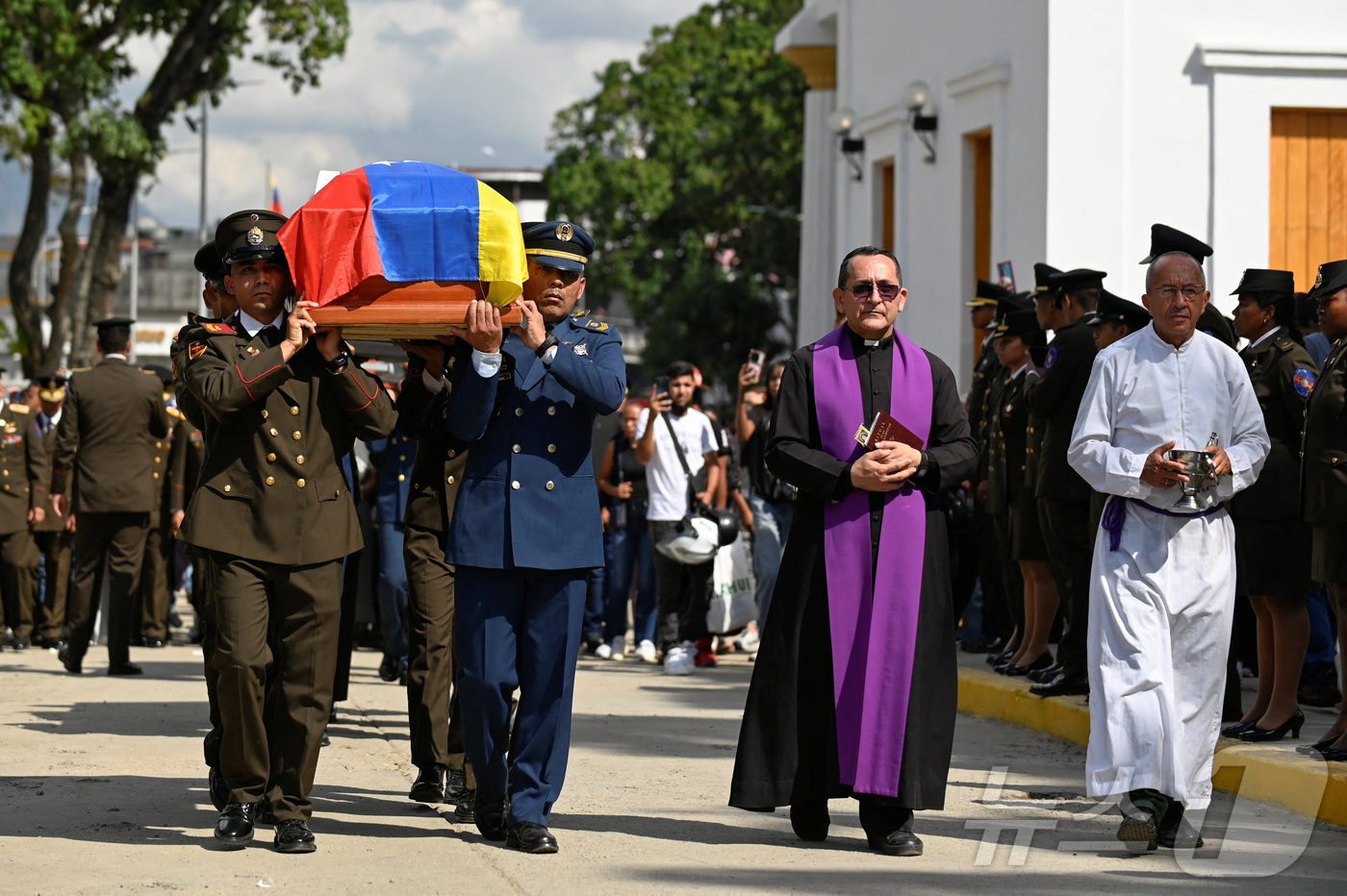 (카라카스 로이터=뉴스1) 이정환 기자 = 7일(현지시간) 베네수엘라 카라카스의 한 묘지에서 미군이 니콜라스 마두로 베네수엘라 대통령과 아내 실리아 플로레스 여사를 생포하기 위한 …