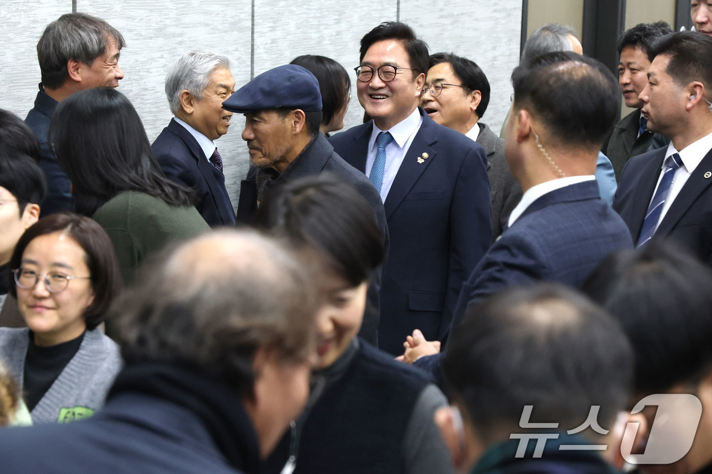 (서울=뉴스1) 이광호 기자 = 우원식 국회의장이 8일 오후 서울 중구 명동 은행회관에서 열린 2026시민사회단체 신년하례회에서 참석자들과 윤회인사를 하고 있다.  2026.1.8 …