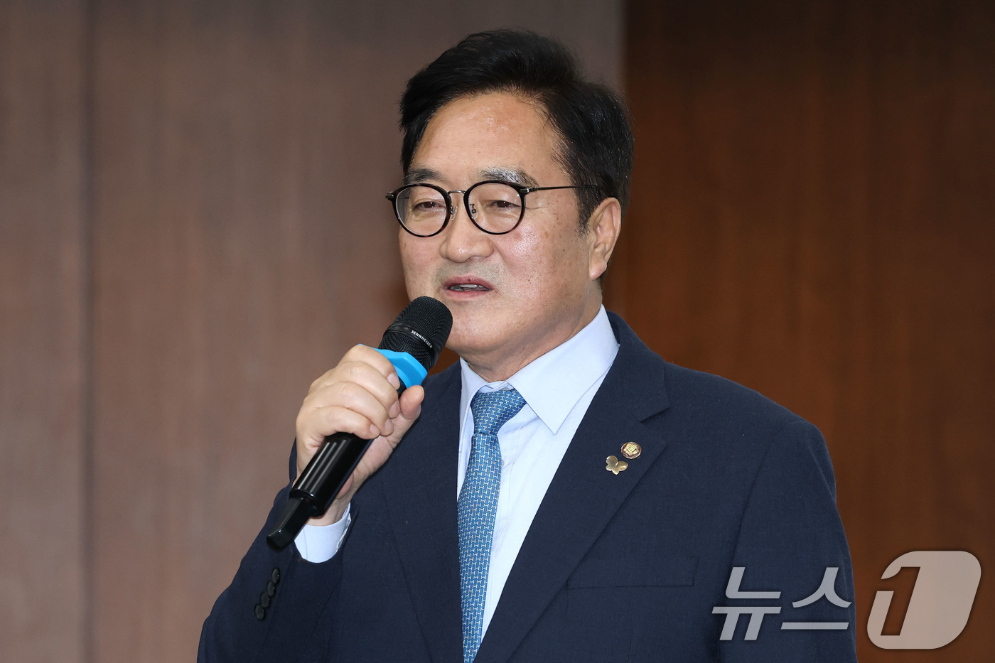 (서울=뉴스1) 이광호 기자 = 우원식 국회의장이 8일 오후 서울 중구 명동 은행회관에서 열린 2026시민사회단체 신년하례회에 참석해 새해 인사를 하고 있다.  2026.1.8/뉴 …