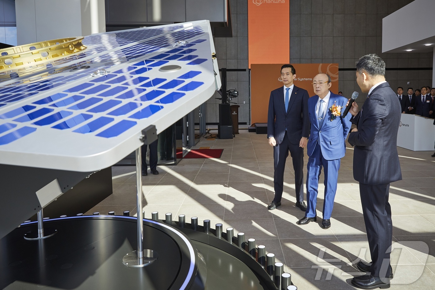(서울=뉴스1) 박종홍 기자 = 김승연 한화그룹 회장과 김동관 부회장이 8일 한화시스템 제주우주센터를 찾아 세계 최고 수준의 기술력을 갖춘 해상도 15㎝급 초저궤도(VLEO) 초고 …