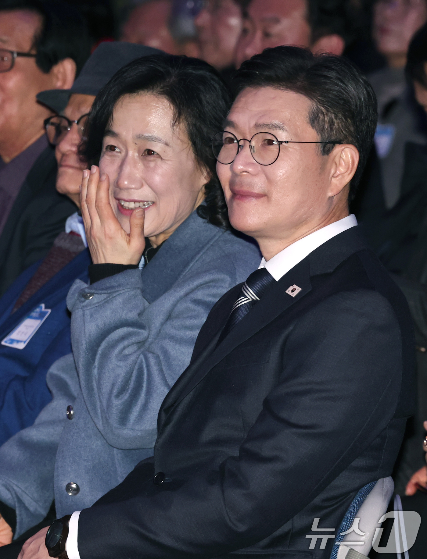 (서울=뉴스1) 구윤성 기자 = 정원오 성동구청장과 배우자 문혜정 씨가 8일 오후 서울 성동구청에서 열린 2026 신년인사회에서 합창공연을 보며 대화하고 있다. 2026.1.8/뉴 …