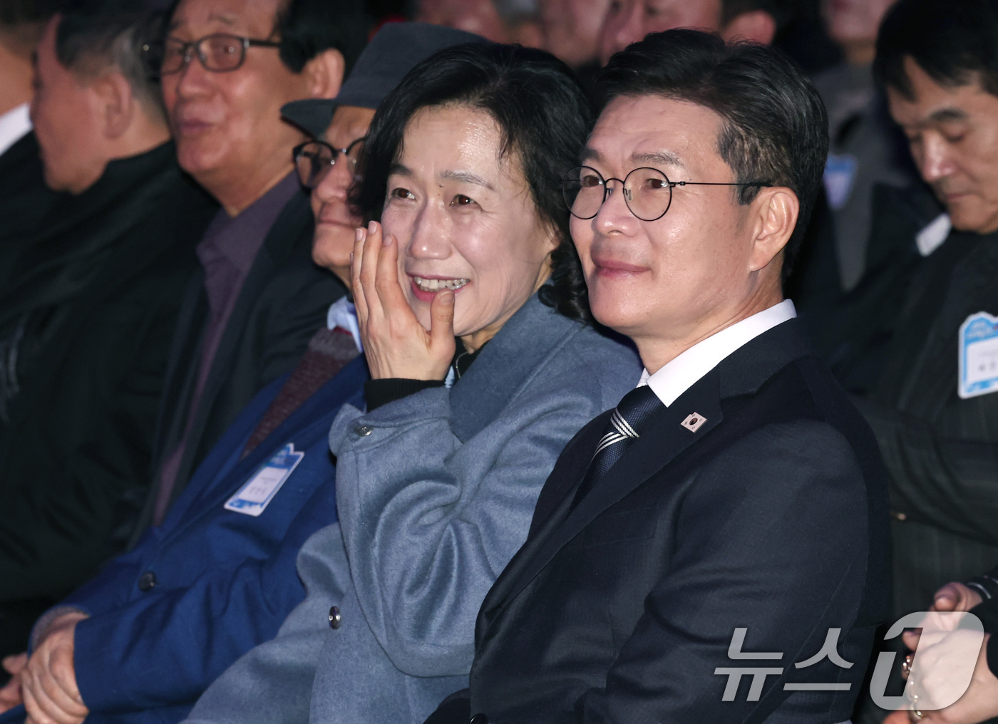 (서울=뉴스1) 구윤성 기자 = 정원오 성동구청장과 배우자 문혜정 씨가 8일 오후 서울 성동구청에서 열린 2026 신년인사회에서 합창공연을 보며 대화하고 있다. 2026.1.8/뉴 …