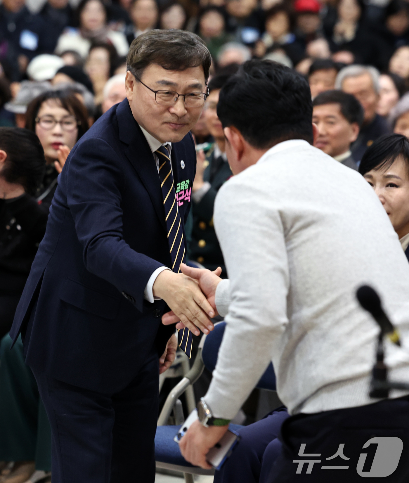 (서울=뉴스1) 구윤성 기자 = 정근식 서울시교육감이 8일 오후 서울 성동구청에서 열린 2026 신년인사회에서 참석자와 인사하고 있다. 2026.1.8/뉴스1