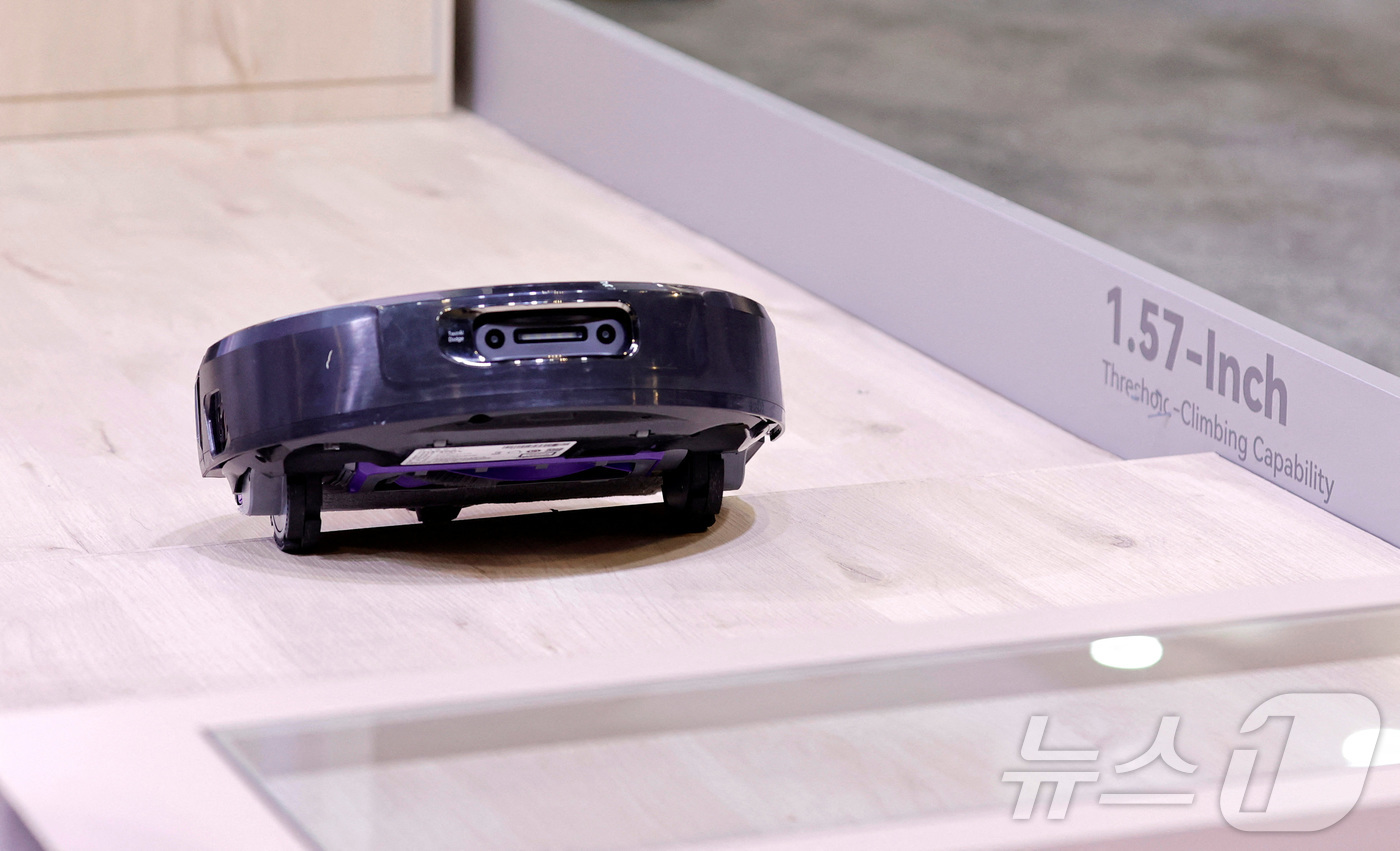 (라스베이거스 로이터=뉴스1) 이정환 기자 = 7일(현지시간) 미국 네바다주 라스베이거스에서 열린 소비자가전박람회 'CES 2026'에서 나르왈 로봇 청소기가 1.57인치(약 3. …