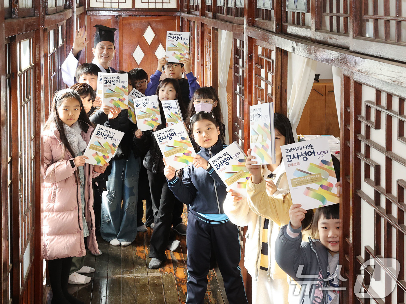 (광주=뉴스1) 이승현 기자 = 초등학생 방학이 한창인 8일 광주 동구 인문학당에서 열린 '알자, 쓰자 고사성어' 프로그램에 참여한 학생들이 공부하고 있다.이 프로그램은 2월 19 …